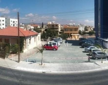 Commercial Plot With Building In Mesa Geitonia (6 Bedroom)