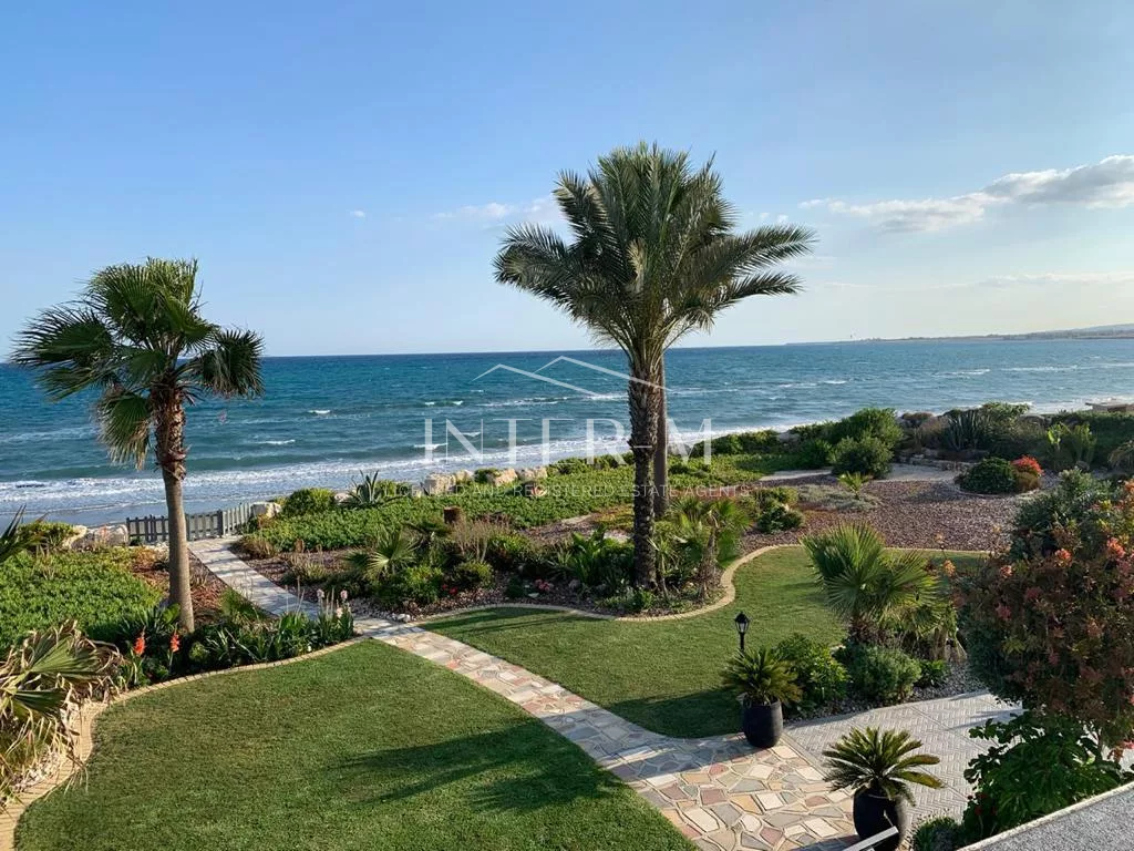 Beachfront Villa For Sale In Pervolia , Larnaca  (4 Bedroom) φωτογραφία 6