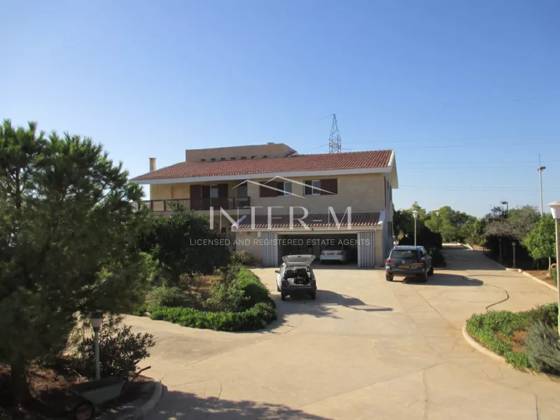 House Villa For Sale In Agios Athanasios (6 Bedroom) φωτογραφία 2