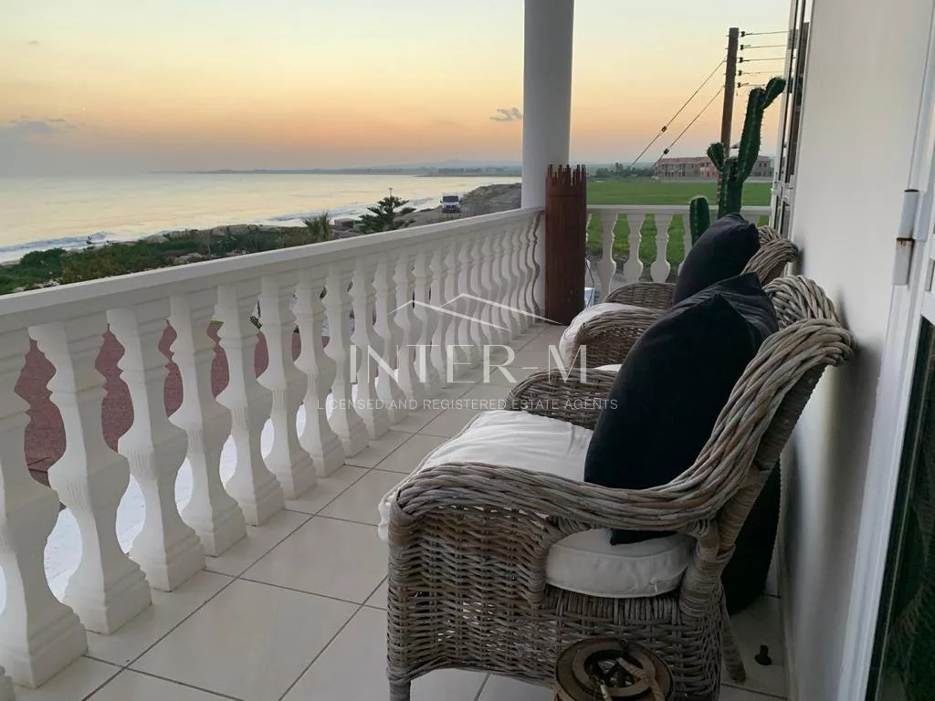 Beachfront Villa For Sale In Pervolia , Larnaca  (4 Bedroom) φωτογραφία 2
