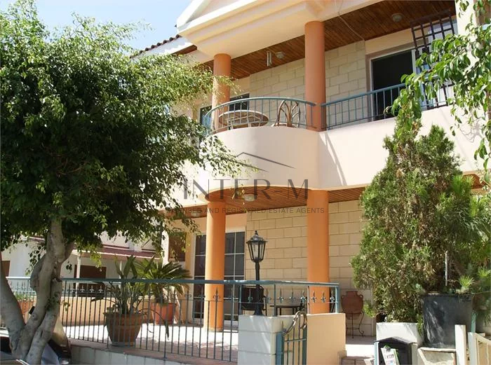 *3 Houses In One For Sale In Mesa Geitonia (7 Bedroom)