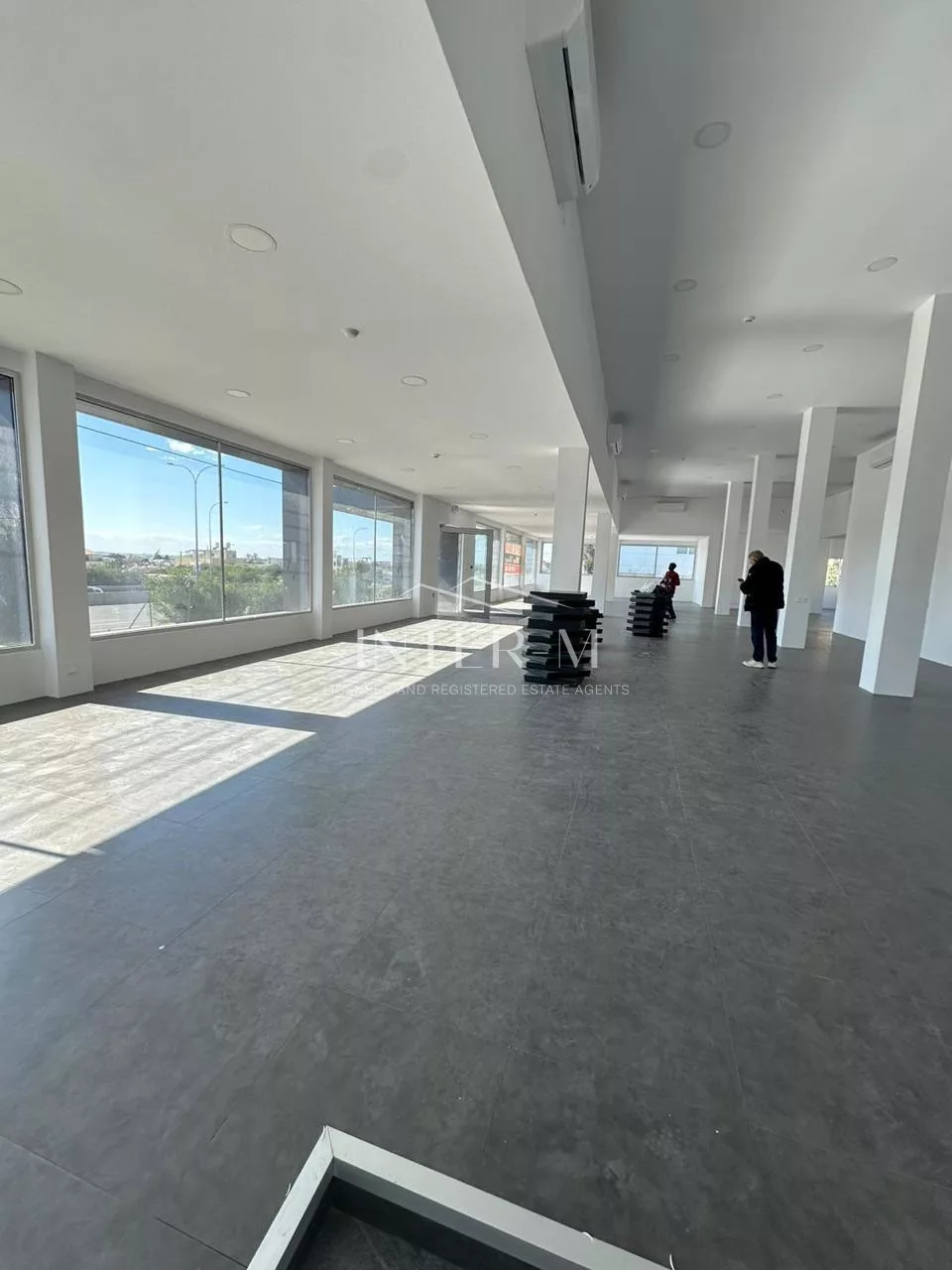 Commercial Building For Rent In Agios Athanasios , Limassol , Cyprus φωτογραφία 11