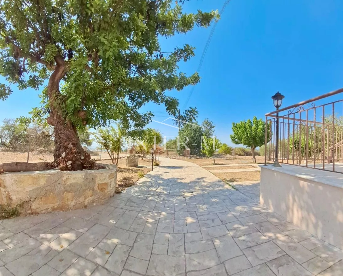 Classic 4-Bedroom Villa For Rent In Anogyra, Limassol, Cyprus photo 4