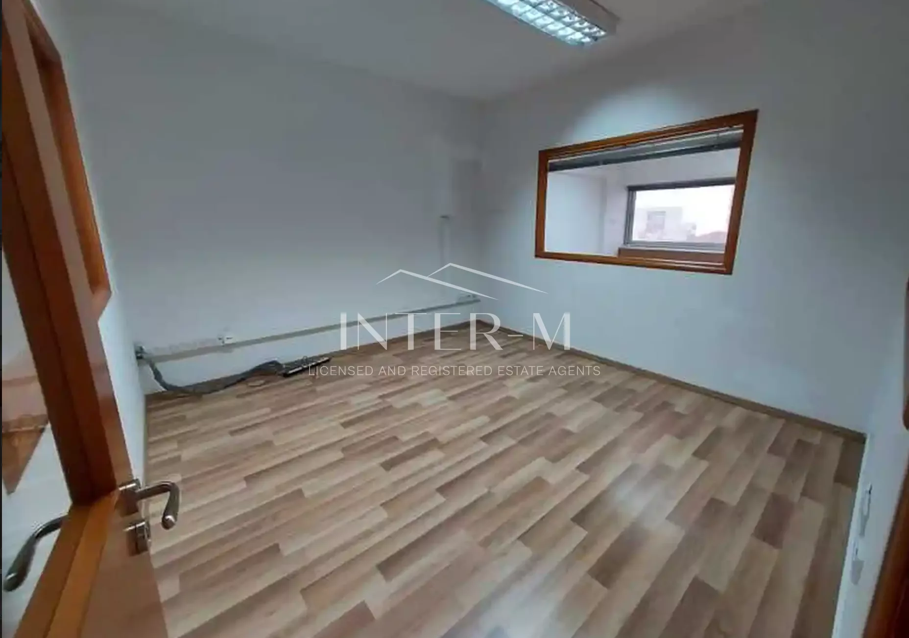 Office For Rent In Agia Zoni  (4 Bedroom) φωτογραφία 3
