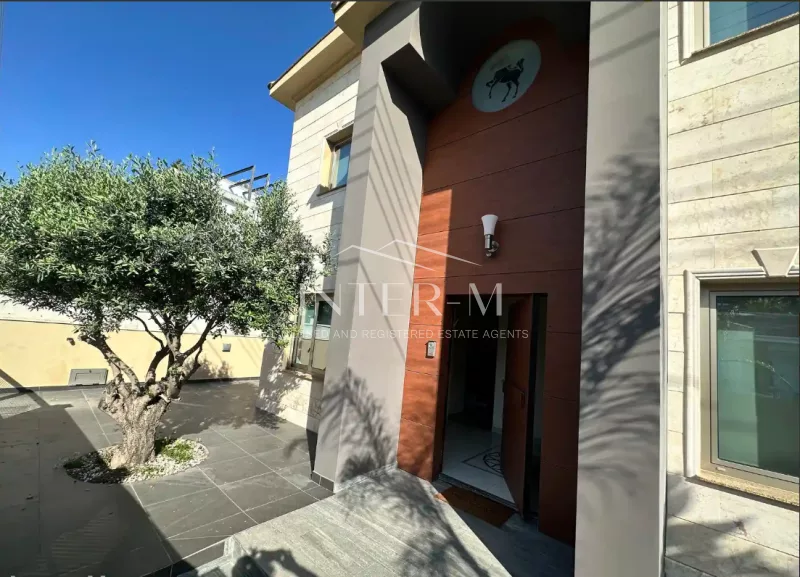 Luxurious 5-Bedroom Villa For Rent In Agios Athanasios, Limassol photo 3