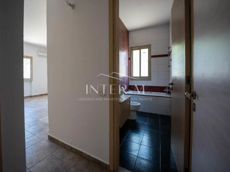 Spacious Flat For Sale In Germasogeia, Limassol (4 Bedroom) φωτογραφία 3
